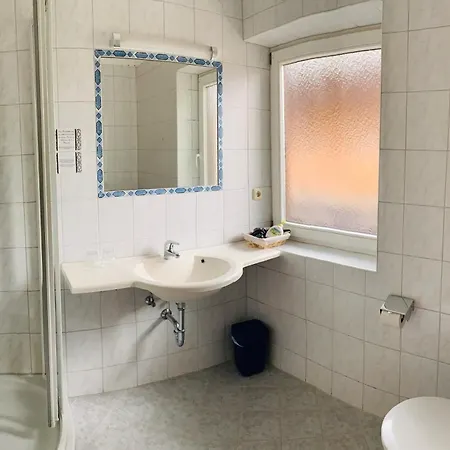 בית הארחה Edelweiss Lounge Restaurant Pizza Cafe Billard מאיירהופן