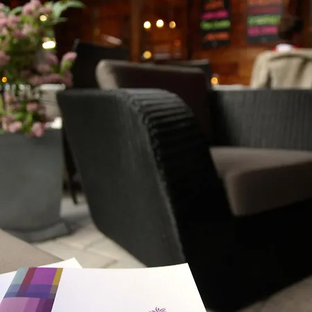 בית הארחה Edelweiss Lounge Restaurant Pizza Cafe Billard