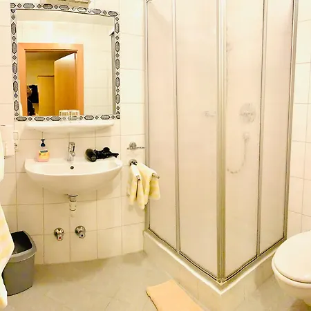 בית הארחה Edelweiss Lounge Restaurant Pizza Cafe Billard