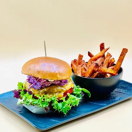 Edelweiss Lounge Restaurant Pizza Cafe Billard בית הארחה