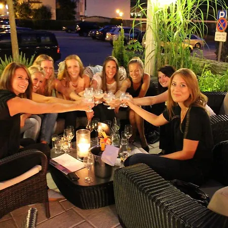 Edelweiss Lounge Restaurant Pizza Cafe Billard 3* מאיירהופן