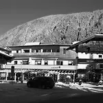 Edelweiss Lounge Restaurant Pizza Cafe Billard 게스트하우스 3*